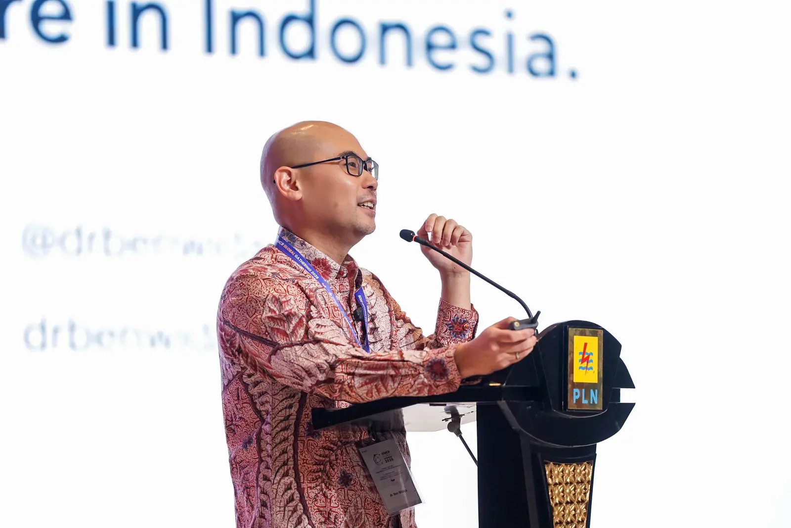 Dr Ben Widaja of Mandaya Hospital Group presenting at the plenary