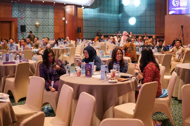 The MC with participants