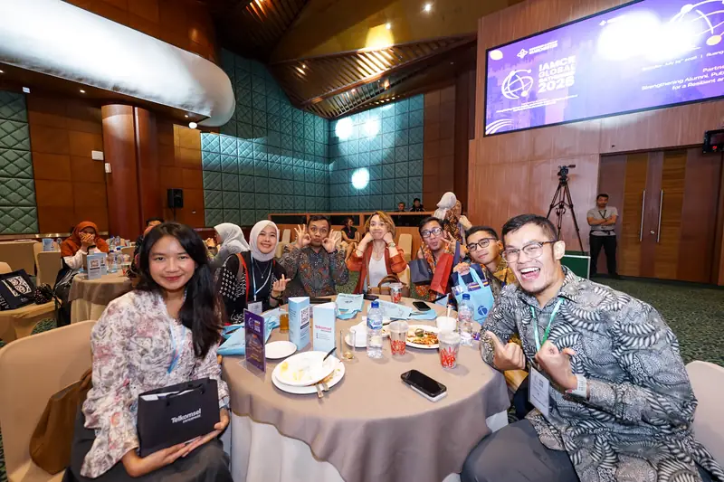 Alumni and guests at a table