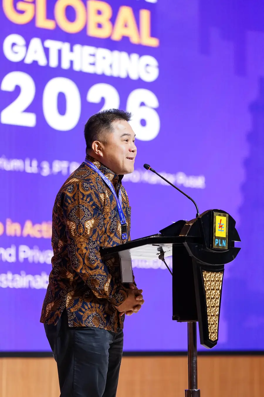 Kwok Wai Kiat of Telkomsel presenting at the plenary
