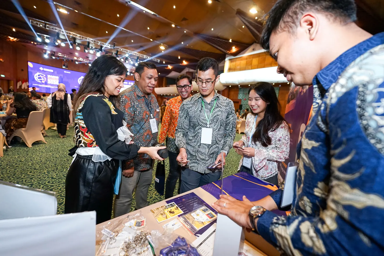 Alumni and partners talking during the networking session