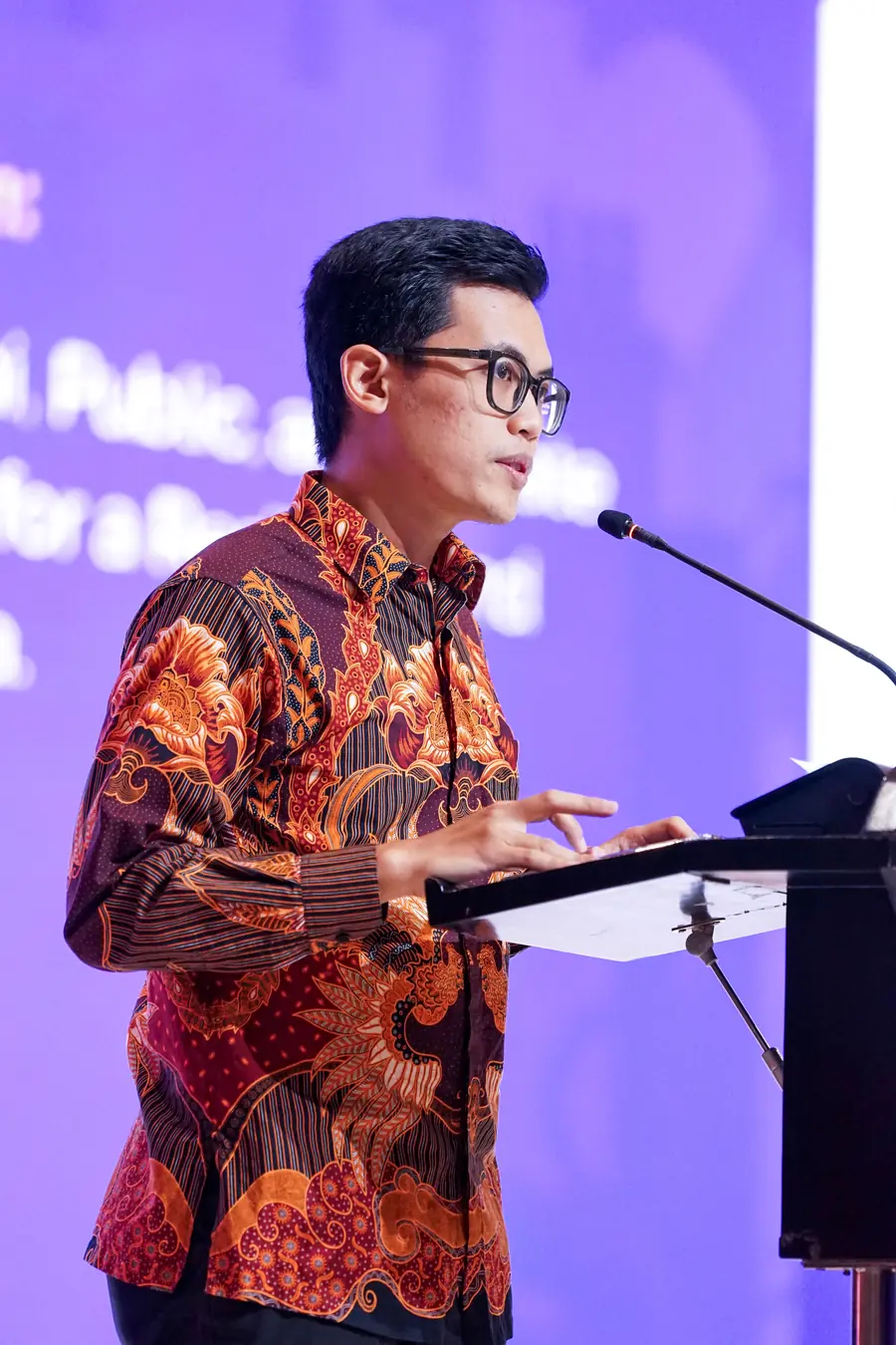 Rifqi Cafriwaka speaking at the podium